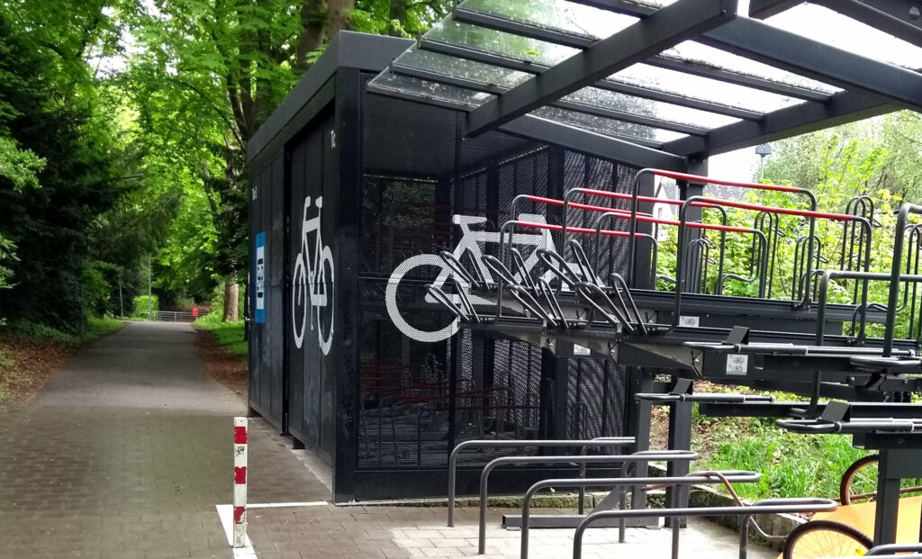 Der Bedarf an geschützten Fahrradstellplätzen nimmt mit teuren Pedelecs und Lastenrädern zu.